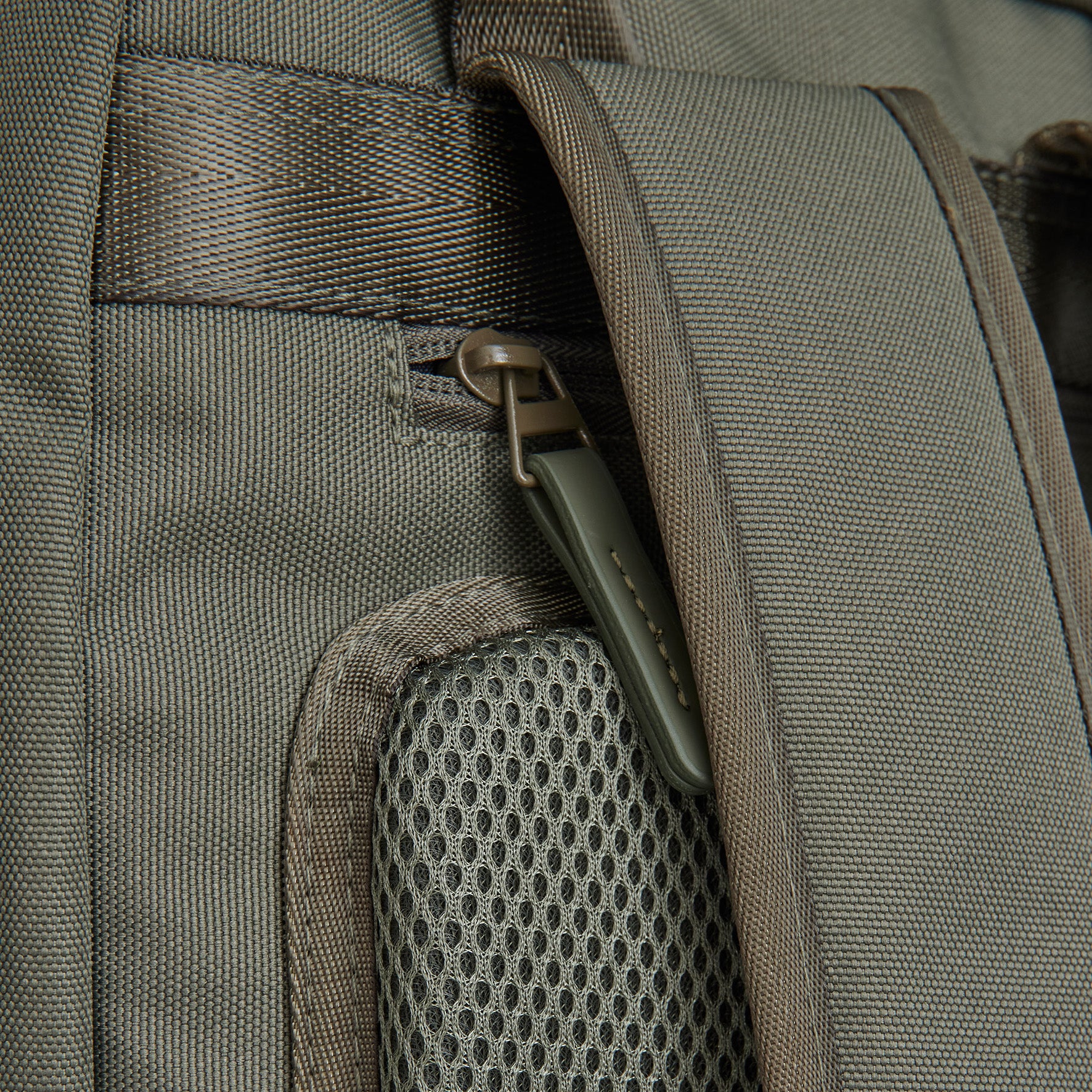 Ribbi - Laptoprucksack 'Milwaukee' Sage Green 18L