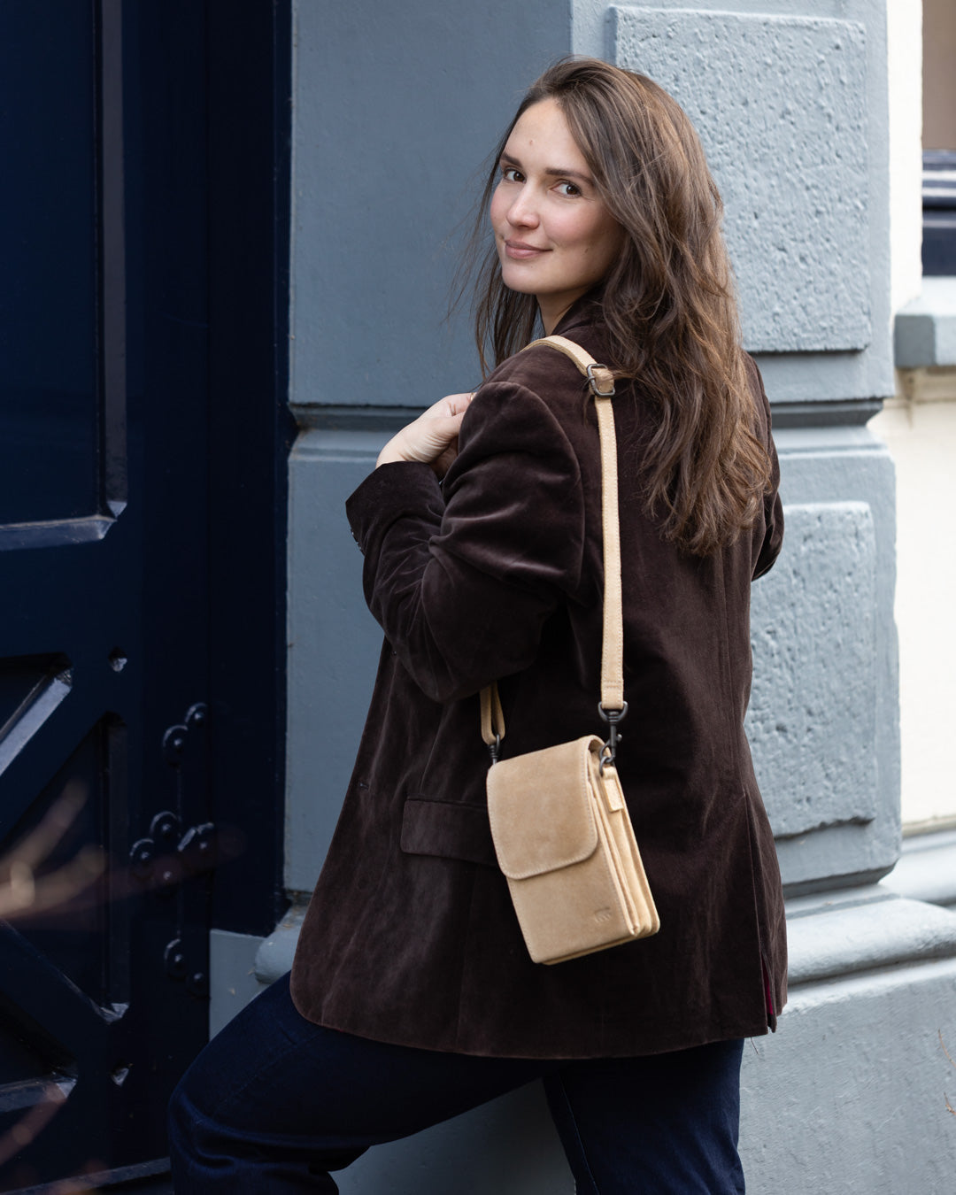 Veloursleder schultertasche „Robbie“ 2.0 Cognac