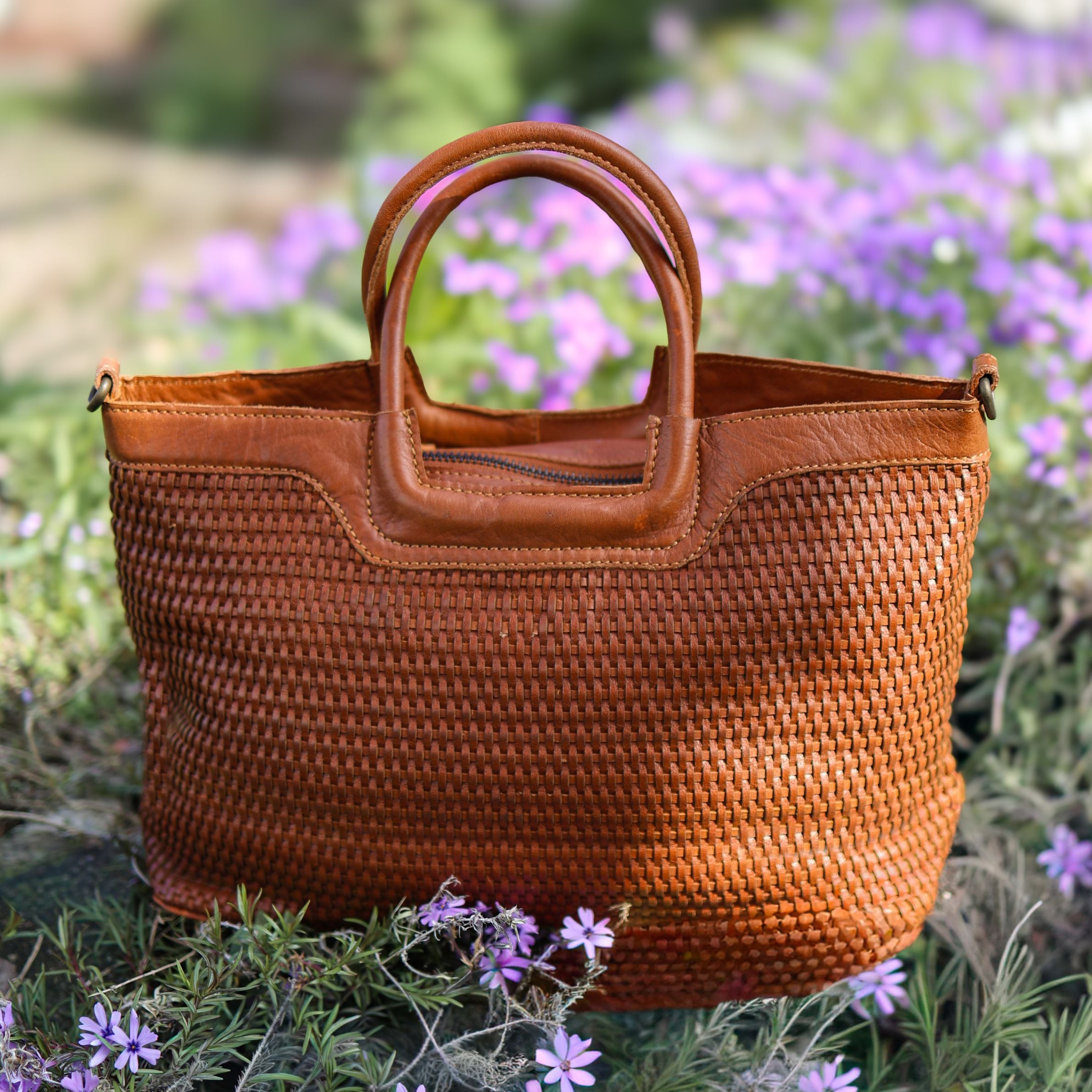 Gevlochten hand-/schoudertasje 'Jasmijn' M cognac