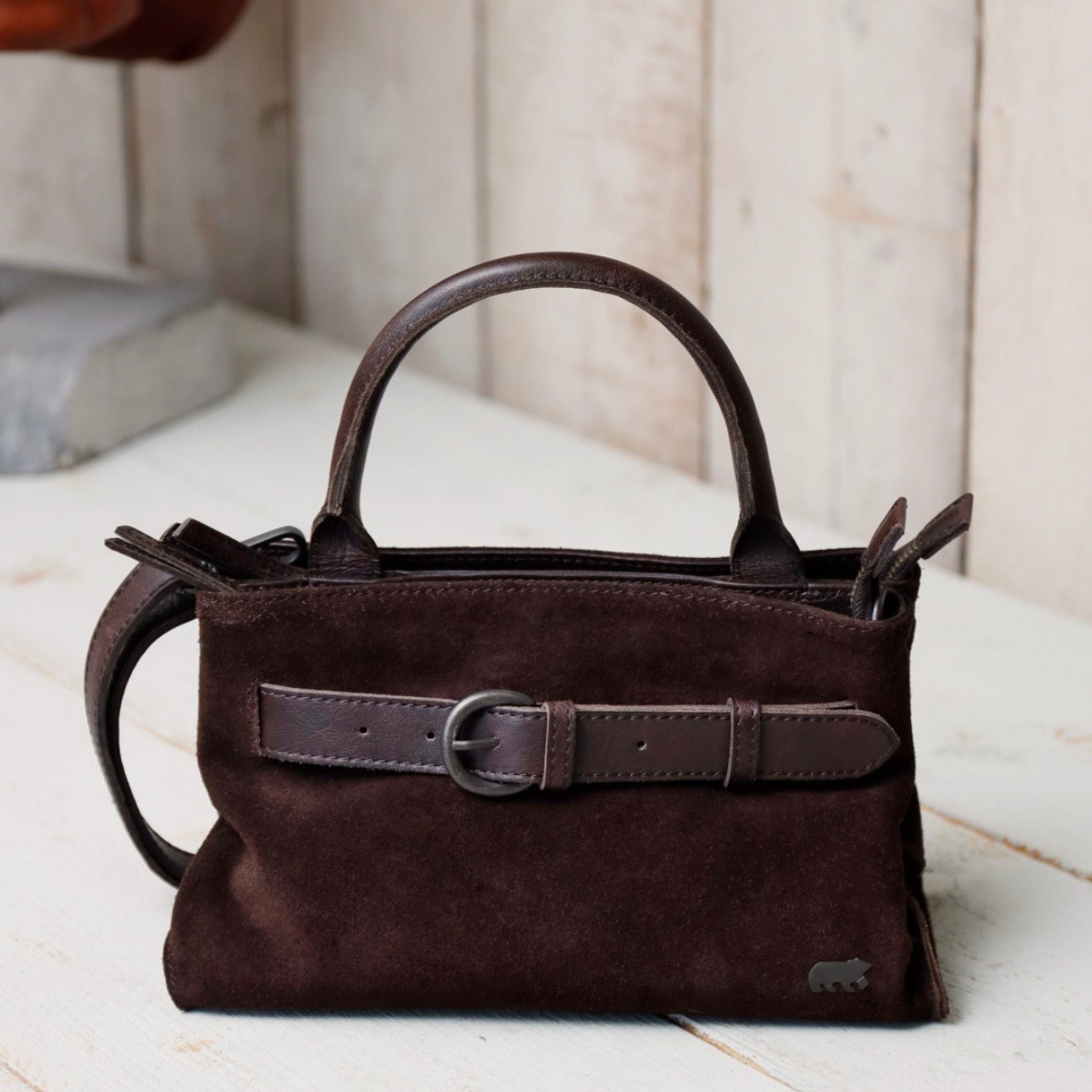 Velours Hand-/Umhängetasche mit Schnalle 'Aagje' Dunkelbraun