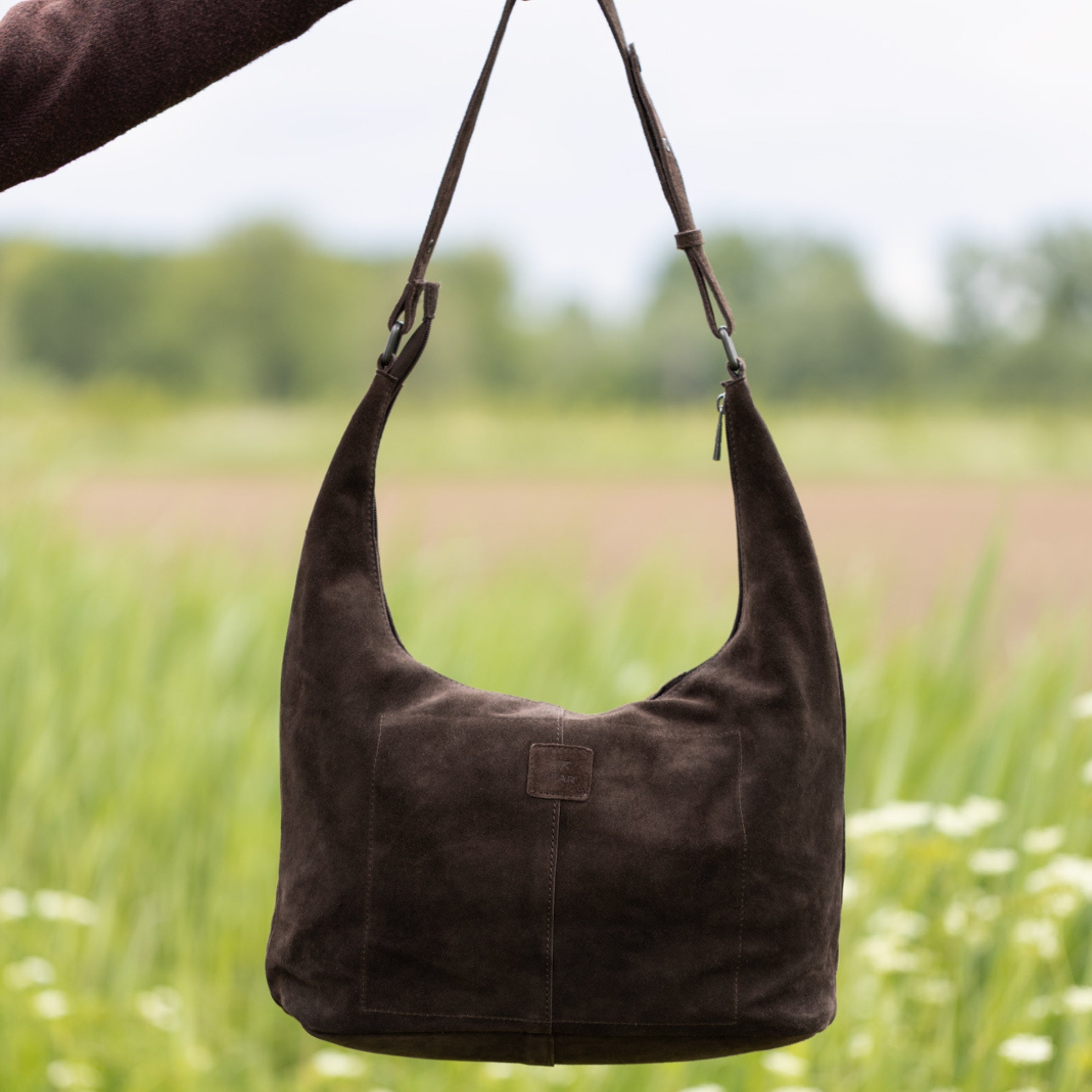 Velours Beuteltasche mit Nieten 'Cecilia' Dunkelbraun