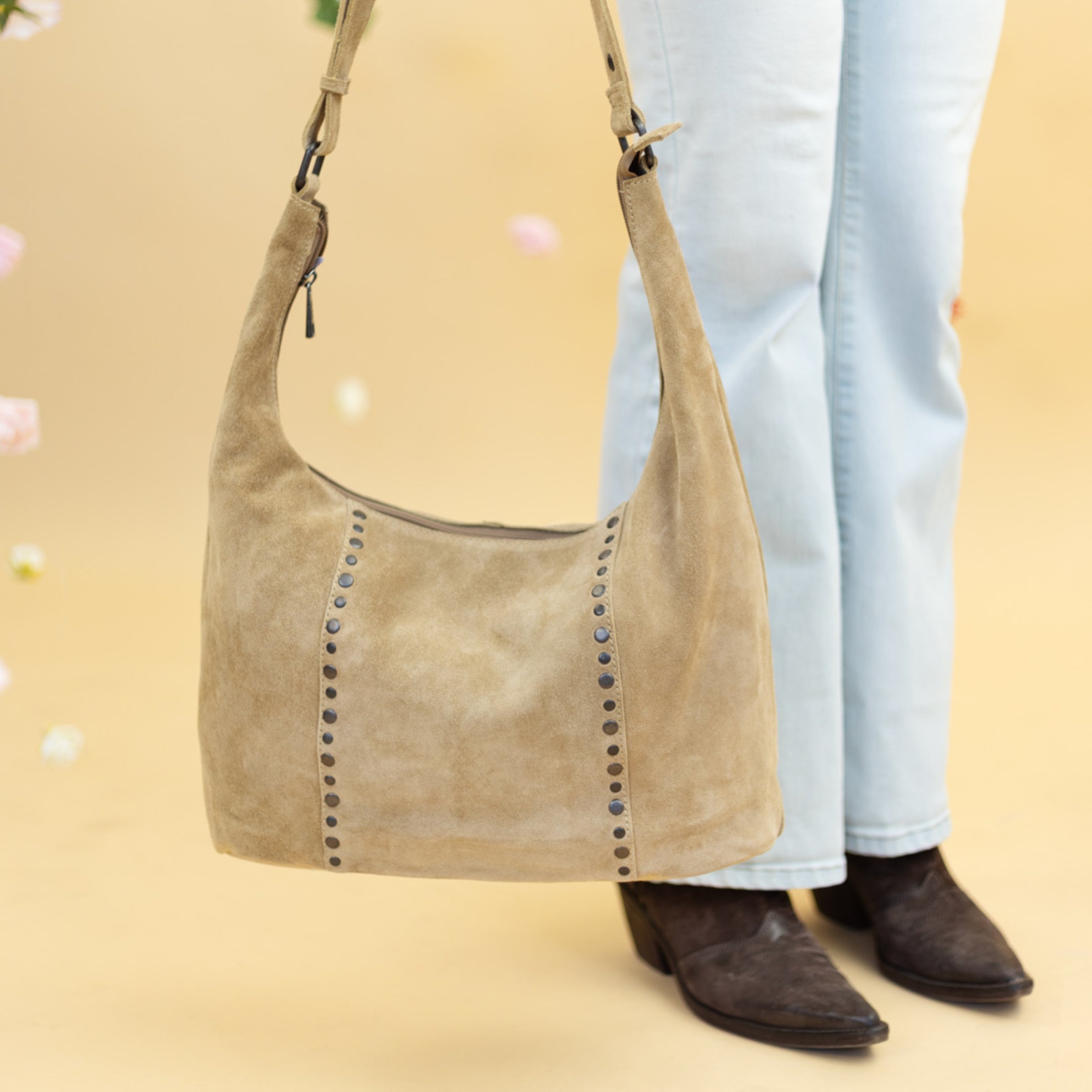 Velours Beuteltasche mit Nieten 'Cecilia' Bisquit